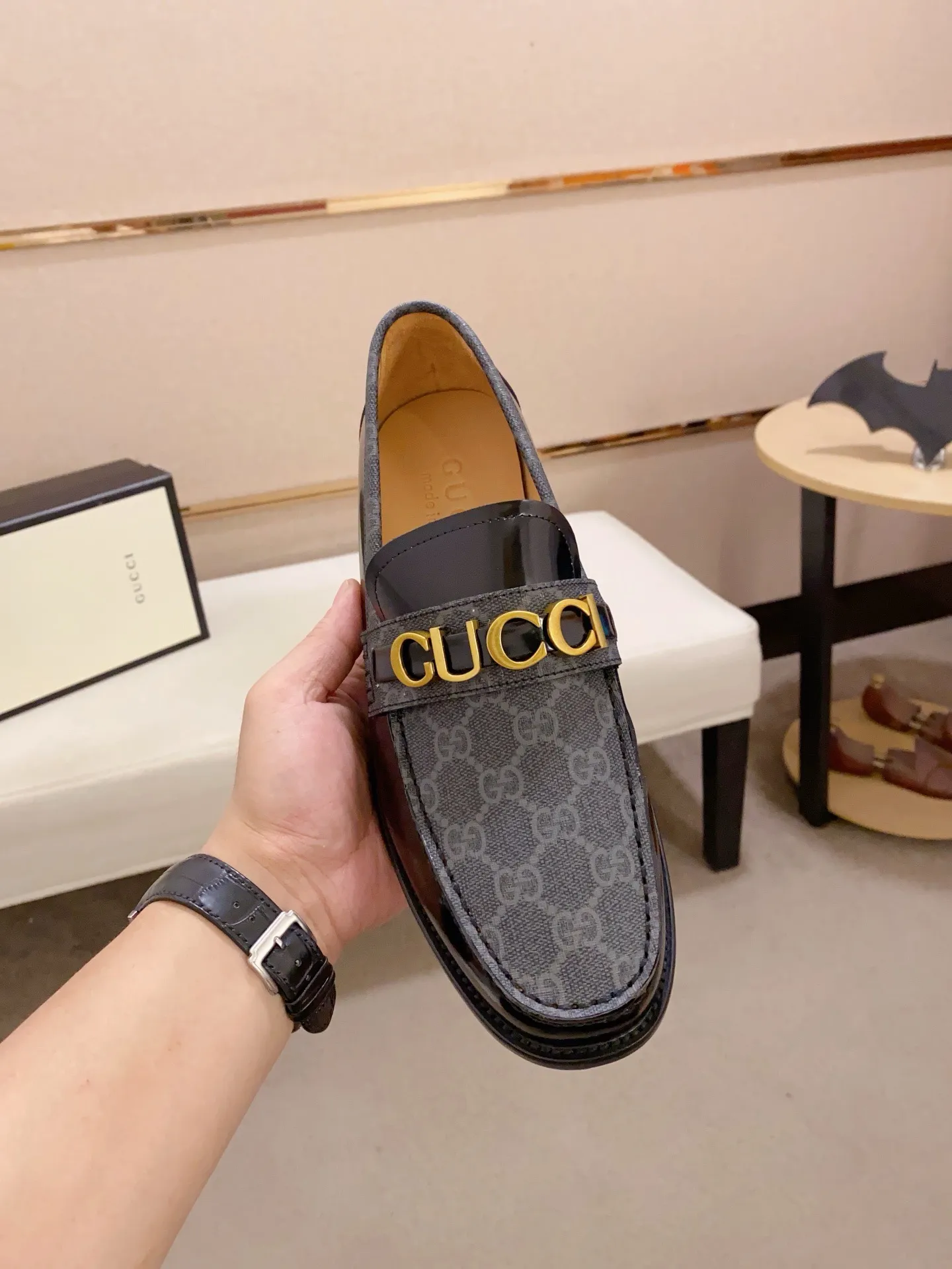 Men's shoes 💰: 580💰 (GUCCI) new series ss hot new products 💢 💠 Casual leather shoes 👞, first layer of cowhide, upper hardware buckle and logo on the side of the shoe, insole and sole with brand logo 💠 💎 Upper: 100% cowhide 💎 Lining: cowhide/100% 💎Feet: cowhide/100% 💎Sole: rubber/100% 💎SIZE: 38 39 40 41 42 43 44 Can be customized 45
